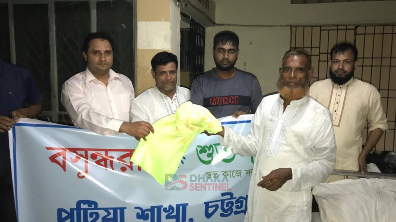 ডেঙ্গু প্রতিরোধে পটিয়া উপজেলা স্বাস্থ্যকেন্দ্রে বসুন্ধরা শুভসংঘের মশারি বিতরণ