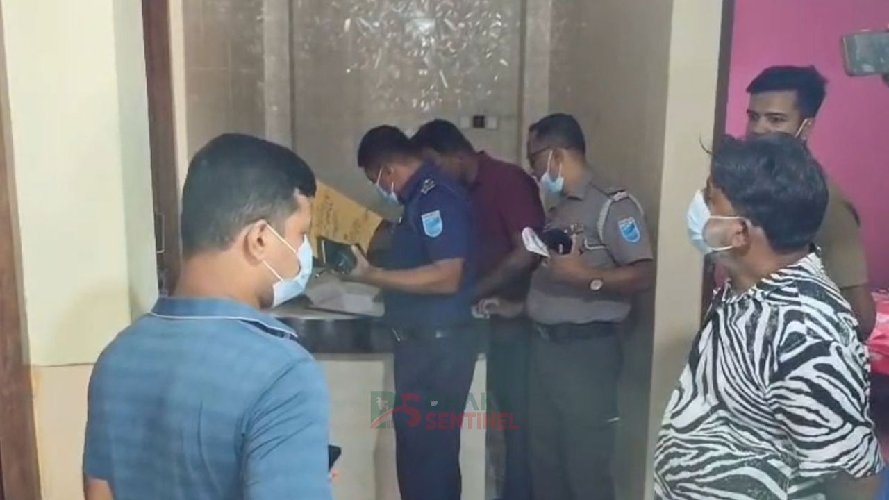 হোটেলকক্ষে শিক্ষকের লাশ, ফোনে স্ত্রীর কাছে টাকা দাবি-হুমকির অভিযোগ