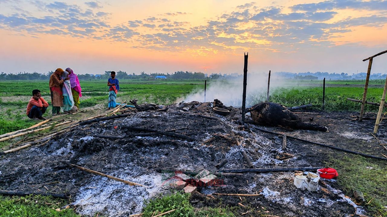গাইবান্ধায় বসতঘরের আগুনে বৃদ্ধের মৃত্যু, পুড়ল ৬ গবাদিপশু