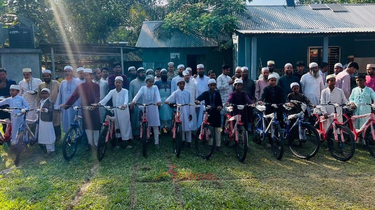 ৪০ দিন জামাতে নামাজ পড়ে বাইসাইকেল পেল ১৪ শিশু