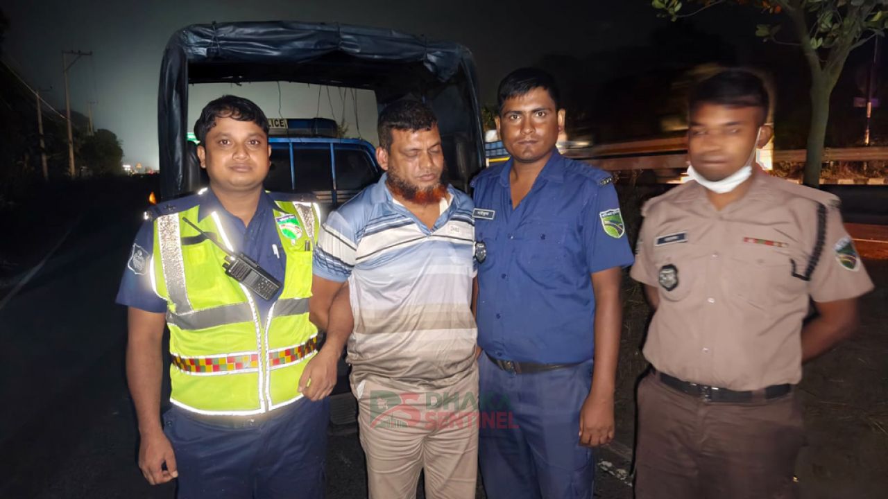 মহাসড়কে ডাকাতির ৯ গরুসহ ধরা ৩৪ মামলার আসামি