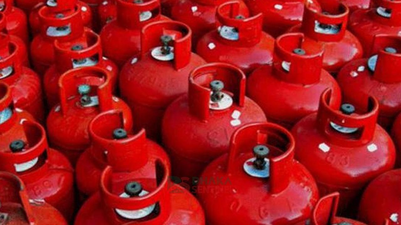 ‘ব্যবসায়ীরা চান, দামও বাড়ে: গ্রাহকদের আসলে দেখার কেউ নাই’