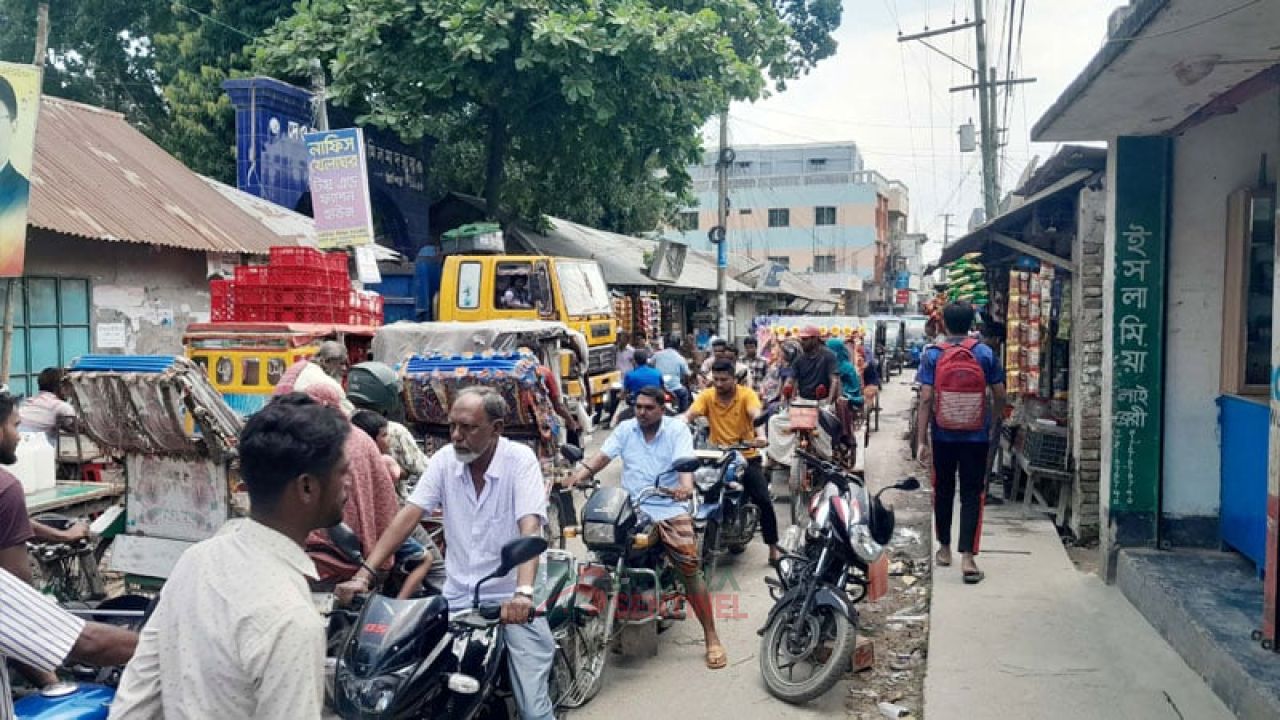 সরু গলির শহরে যানজটে দুর্ভোগ