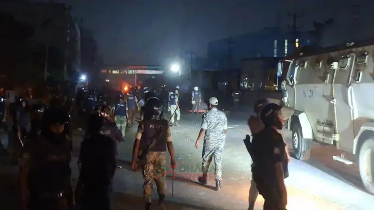 ৩০ হাজার টাকা মজুরির দাবিতে শ্রমিকদের অবরোধ, ৫ ঘণ্টা পর সচল মহাসড়ক