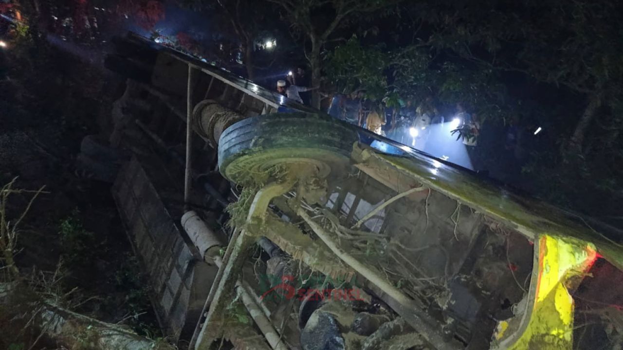 লংমার্চ থেকে ফেরা বাসচাপায় পথচারী নিহত, খাদে পড়ে আহত অর্ধশত