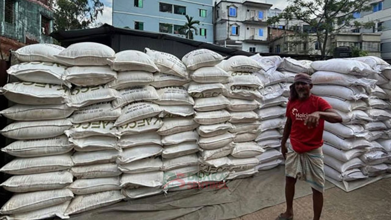 মিয়ানমারে পাচারের সময় ৩০১ বস্তা ইউরিয়া সারসহ গ্রেফতার ৮